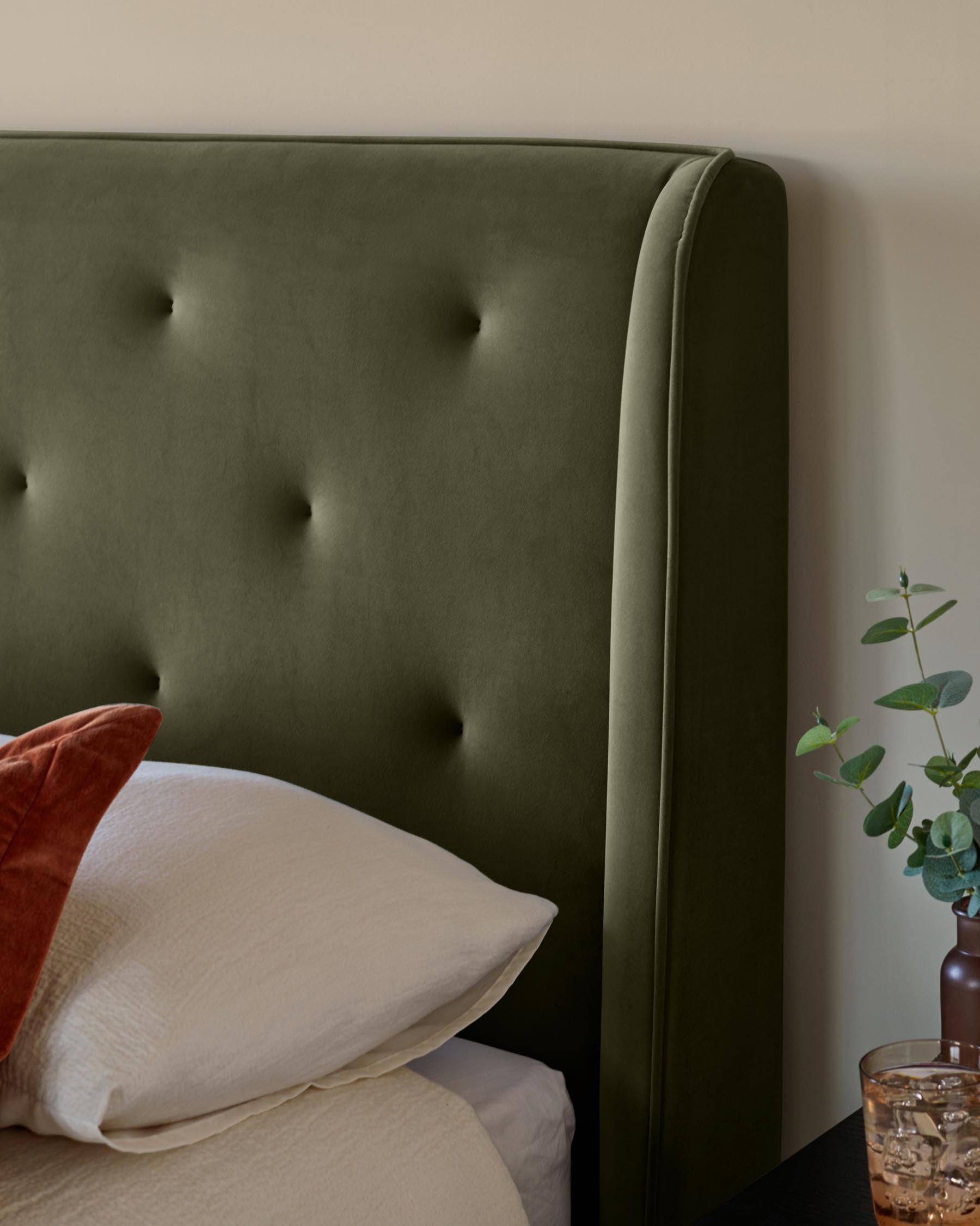 Lit coffre Lenora en velours vert olive, très grand format, avec coffre