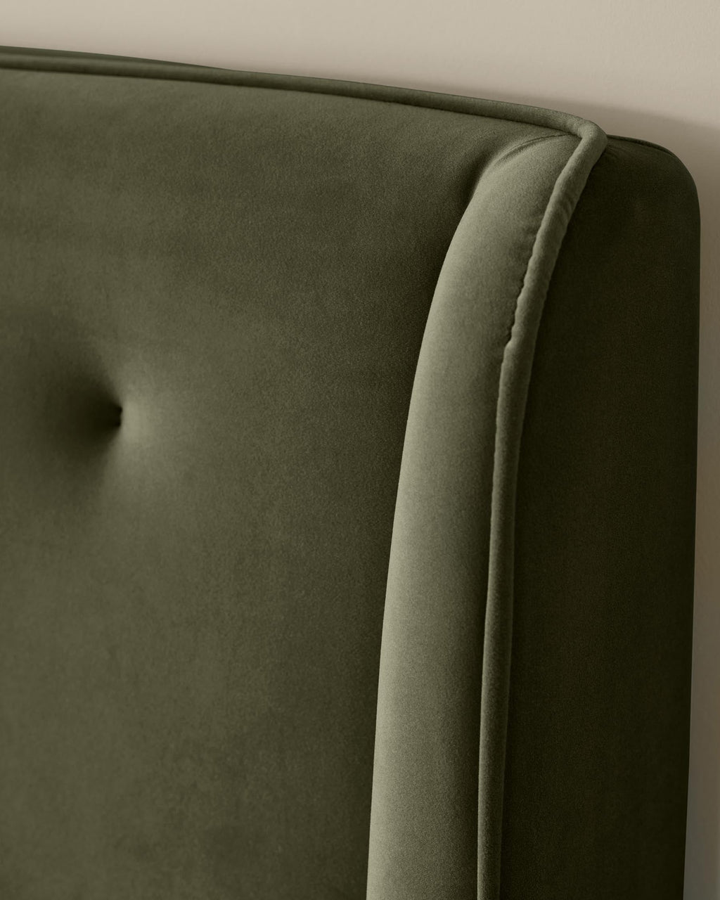 Lit coffre Lenora en velours vert olive, format king size, avec coffre