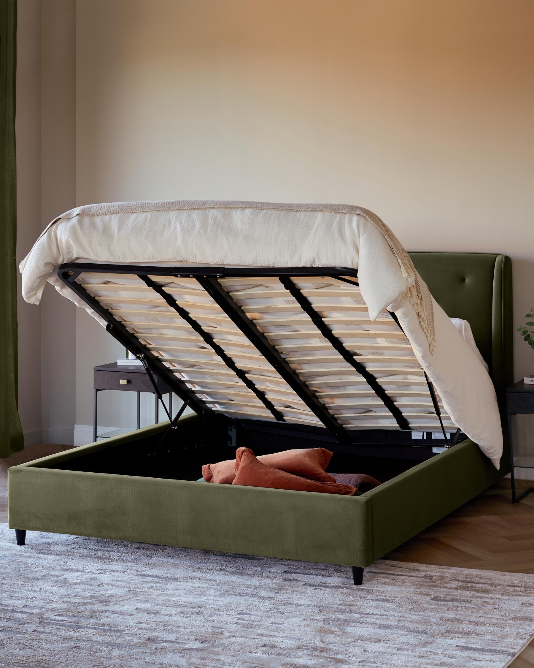 Lit coffre Lenora en velours vert olive, format king size, avec coffre