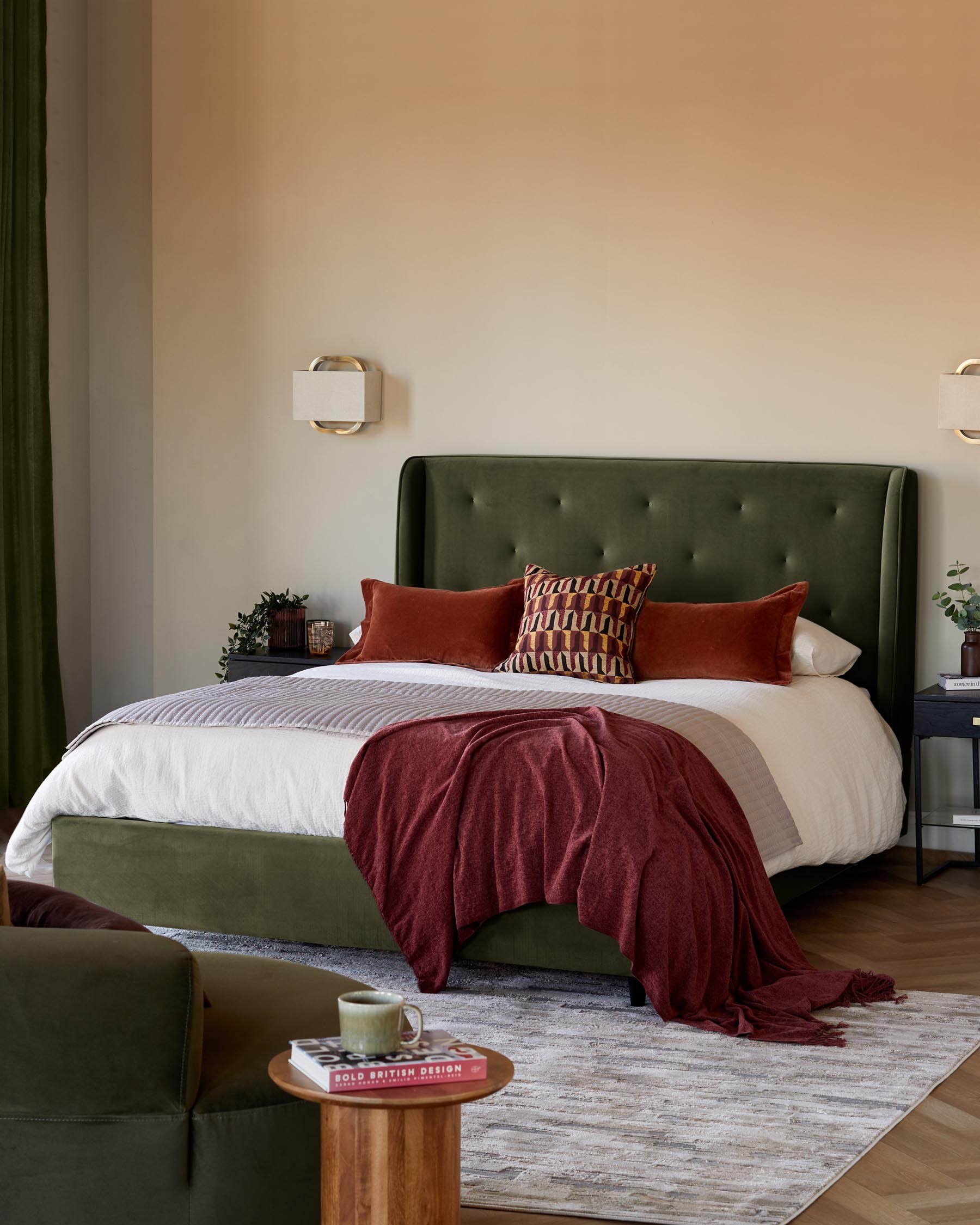 Lit coffre Lenora en velours vert olive, format king size, avec coffre