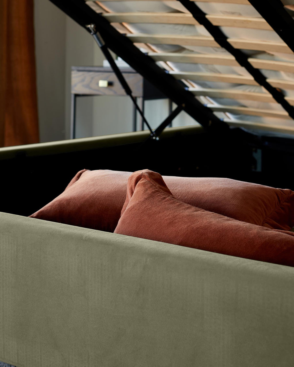 Lit coffre Lenora en velours vert olive, format king size, avec coffre