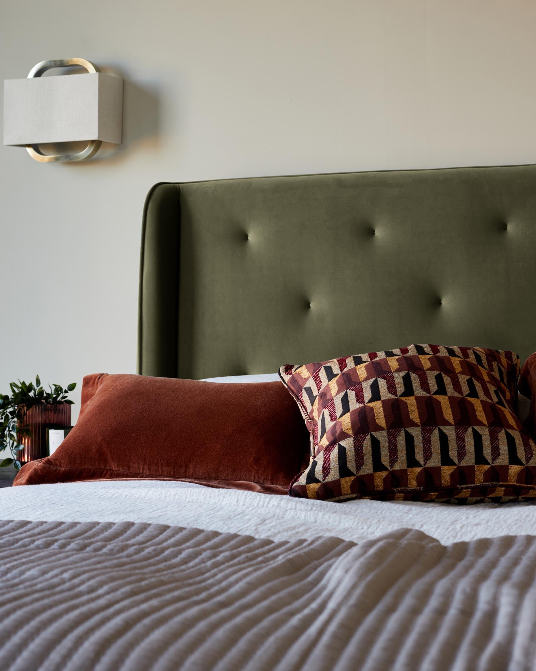 Lit coffre Lenora en velours vert olive, très grand format, avec coffre