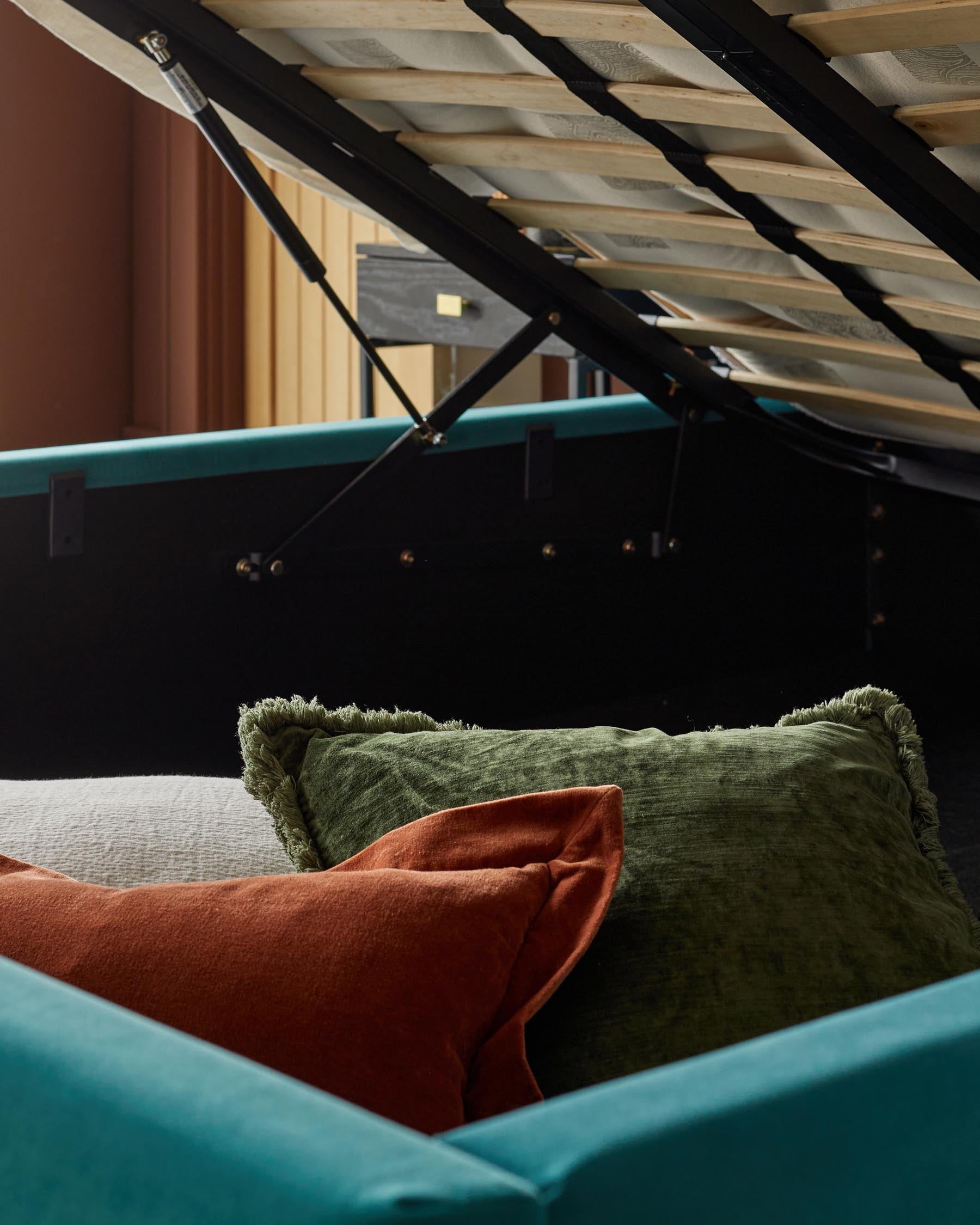 Lit coffre Leo en velours bleu sarcelle clair, format king size