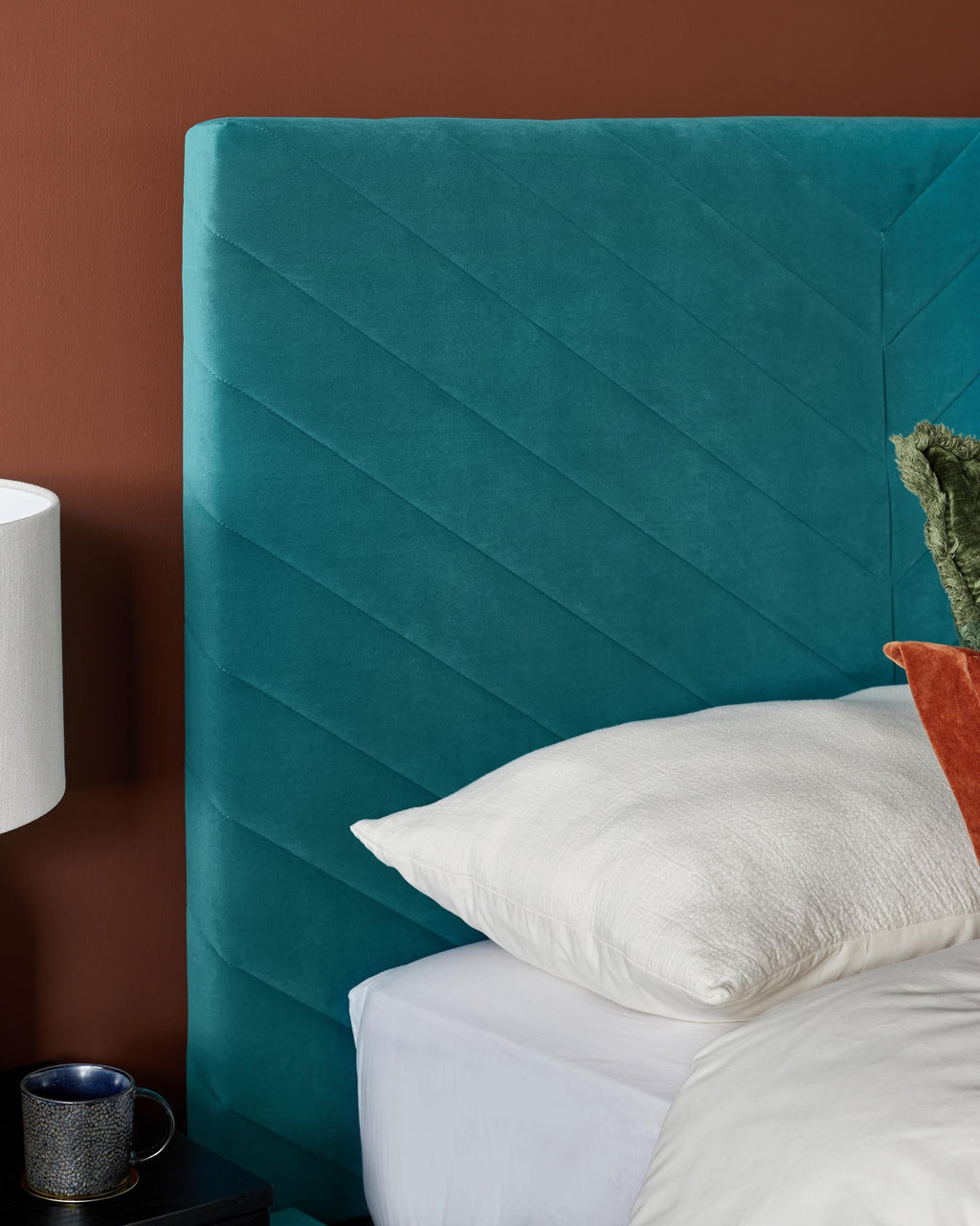 Lit coffre Leo en velours bleu sarcelle clair, format king size