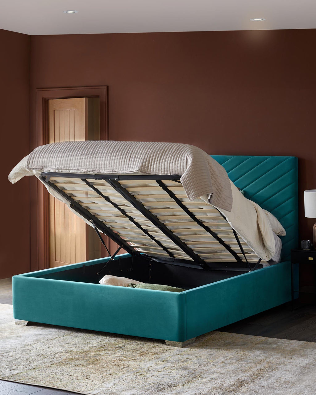 Lit coffre Leo en velours bleu sarcelle clair, format king size