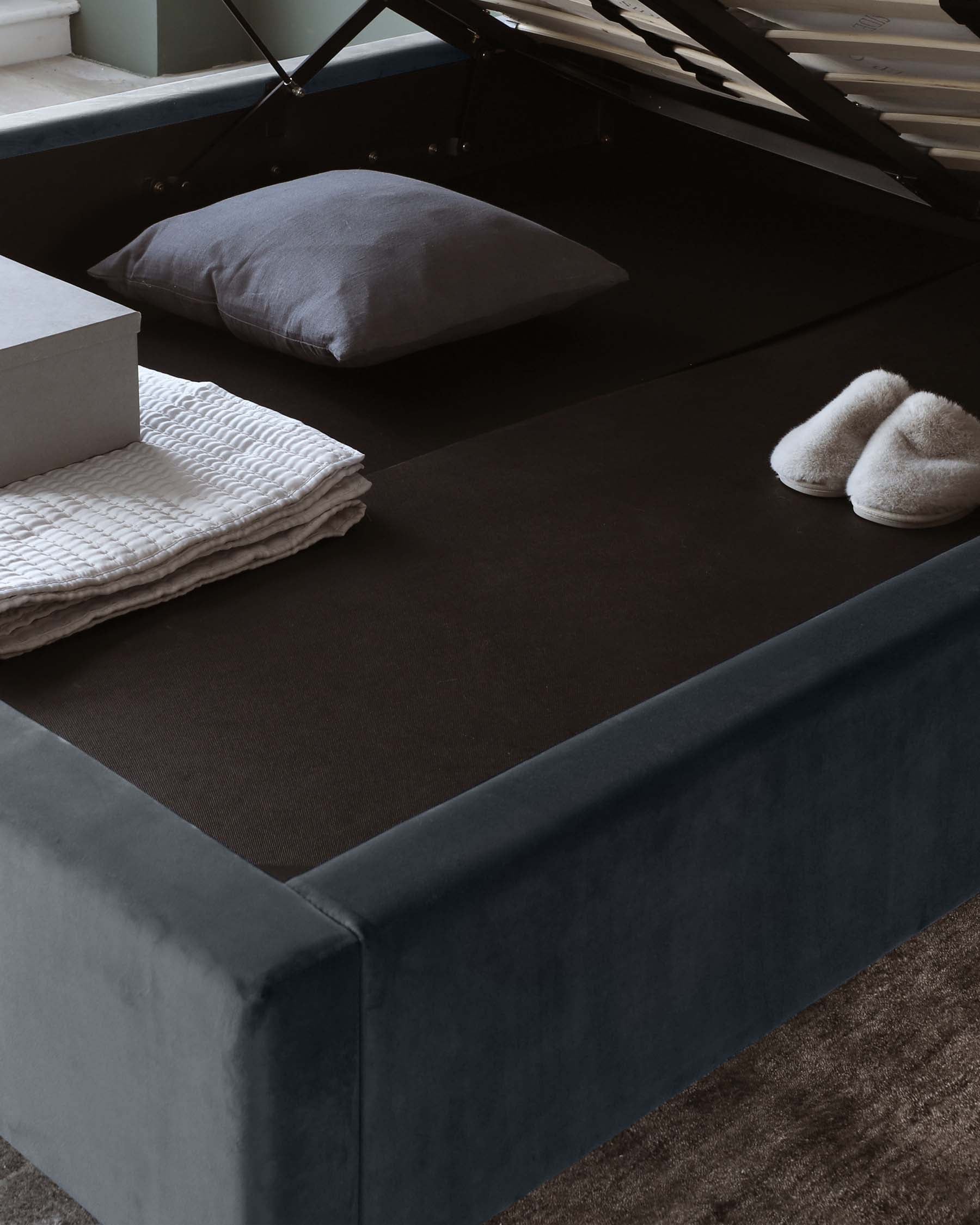 Lit coffre Leona en velours gris foncé, format king size