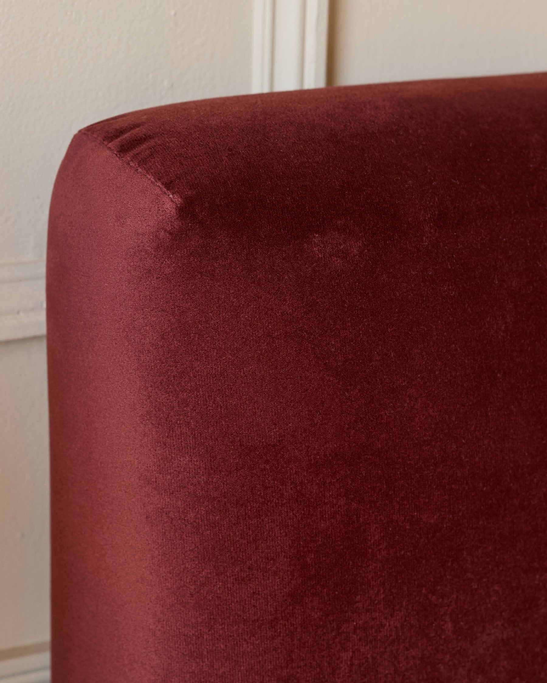 Lit coffre Leona en velours rouge caramel