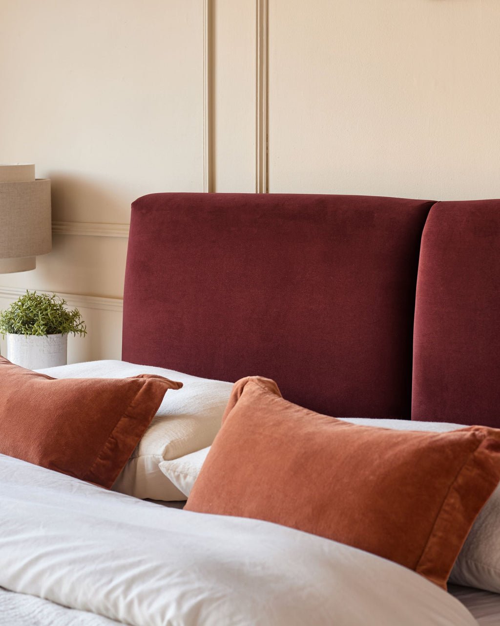 Lit coffre double Leona en velours rouge caramel