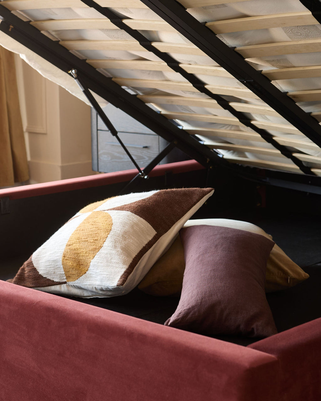 Lit coffre double Leona en velours rouge caramel