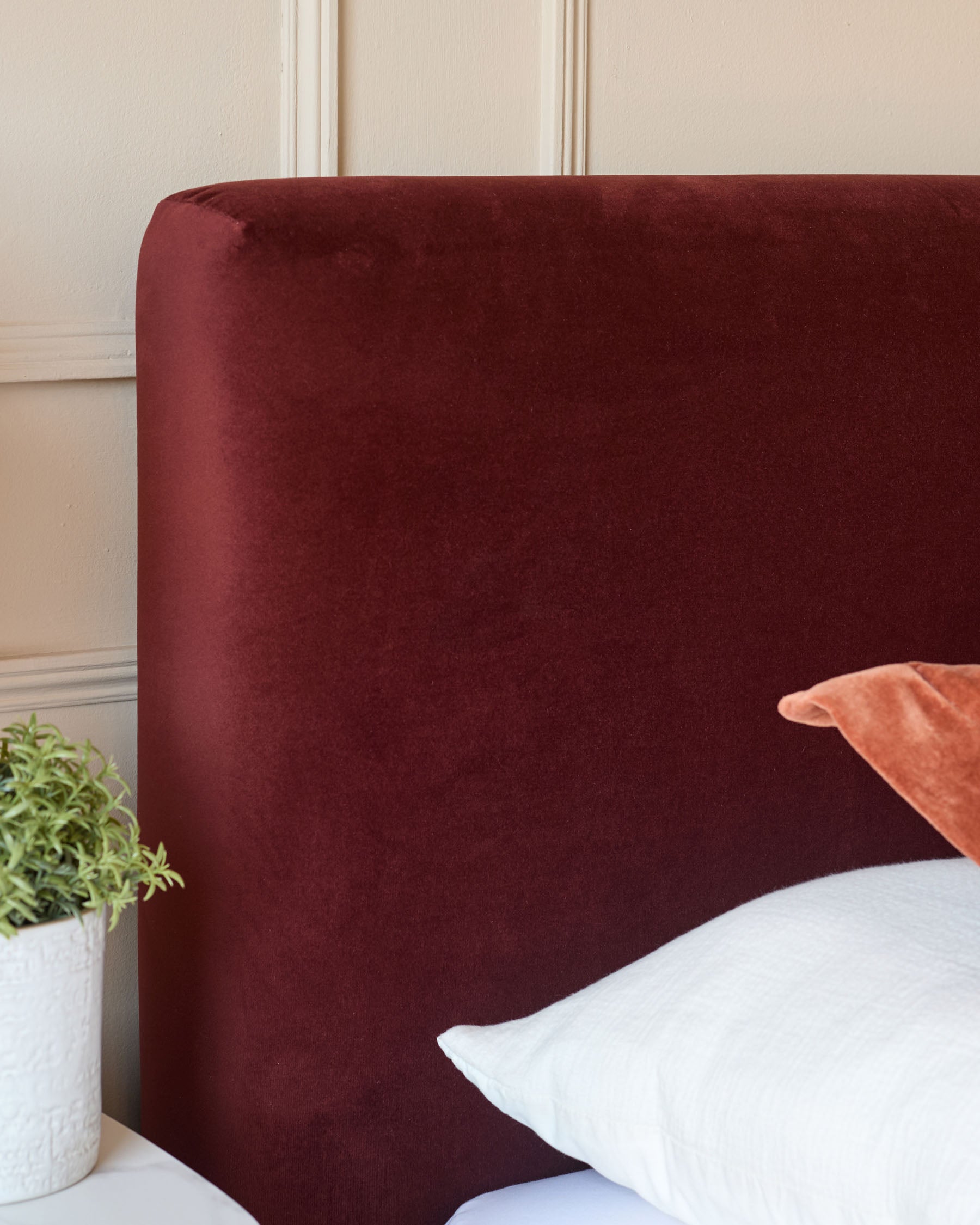 Lit coffre Leona en velours rouge caramel, format super king