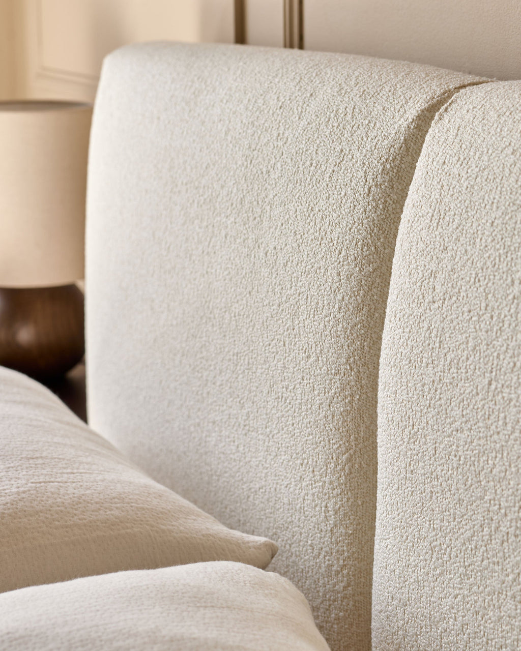 Lit ottoman double Leona, couleur ivoire, doux bouclé