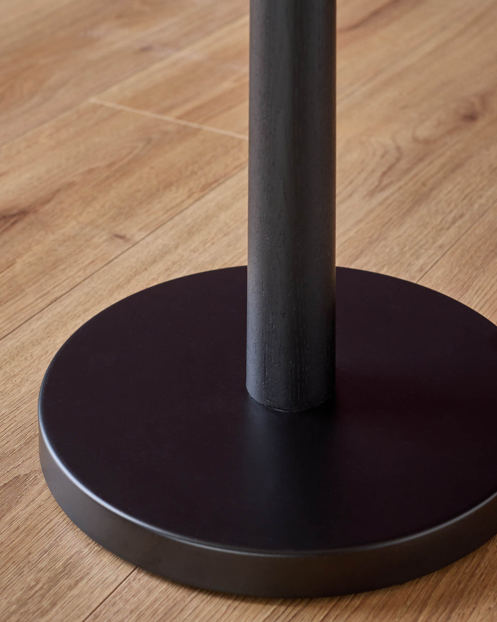 Lampadaire Leonie en lin naturel et moka et bois noir