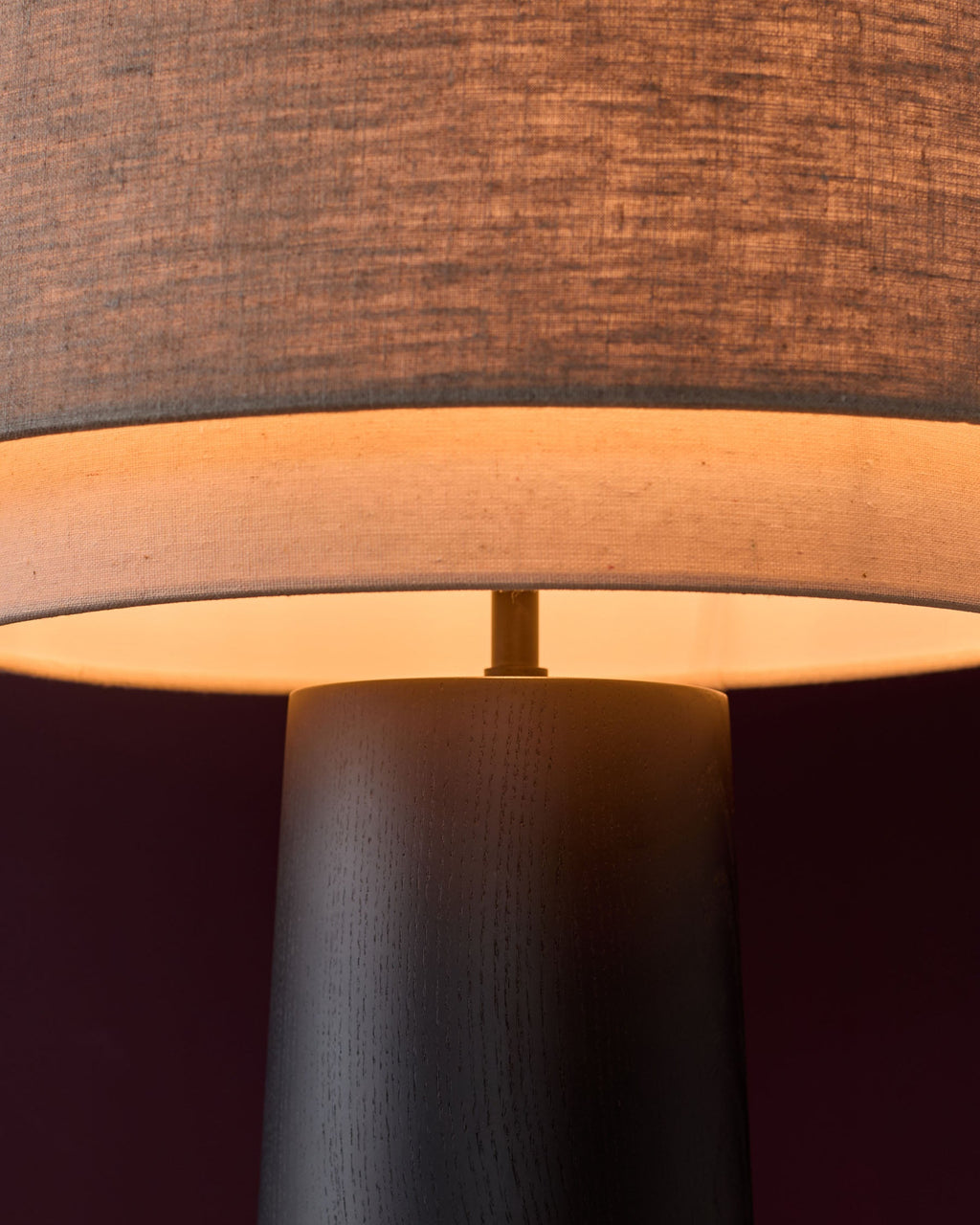 Lampe de table Leonie en lin naturel et moka et bois foncé