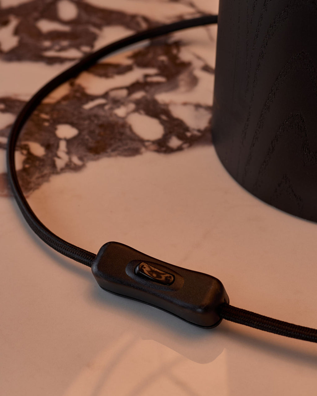 Lampe de table Leonie en lin naturel et moka et bois foncé