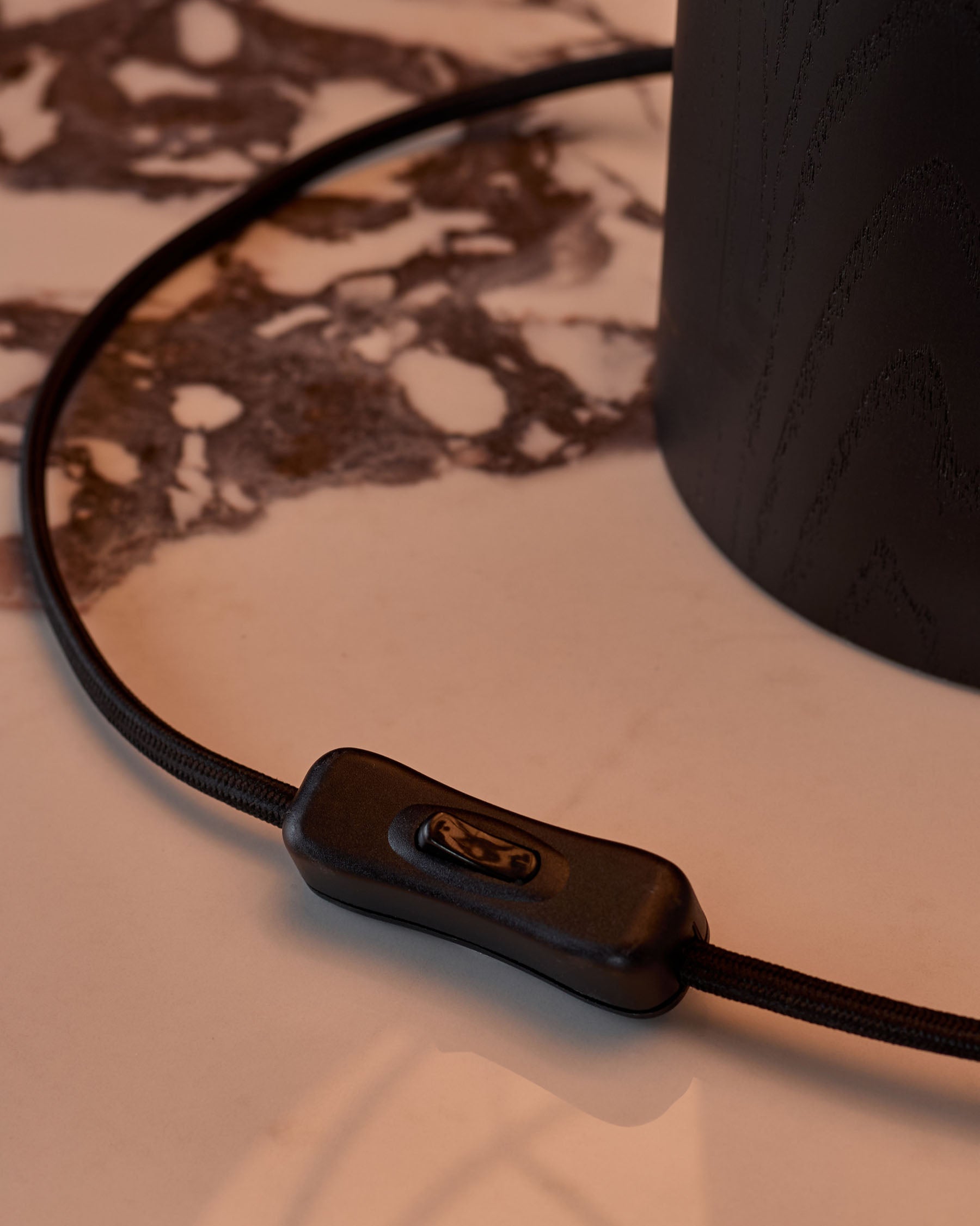 Lampe de table Leonie en lin naturel et moka et bois foncé