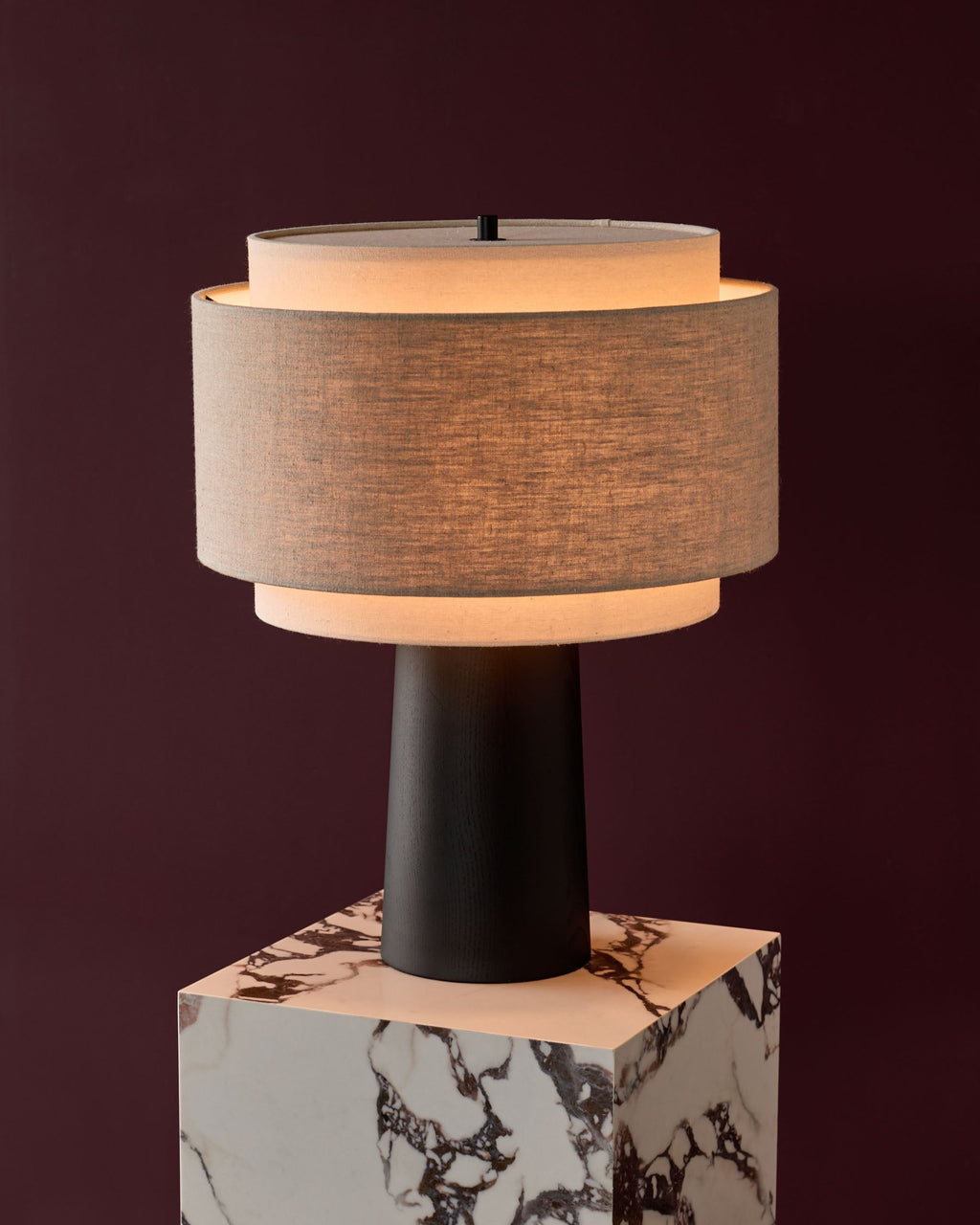 Lampe de table Leonie en lin naturel et moka et bois foncé