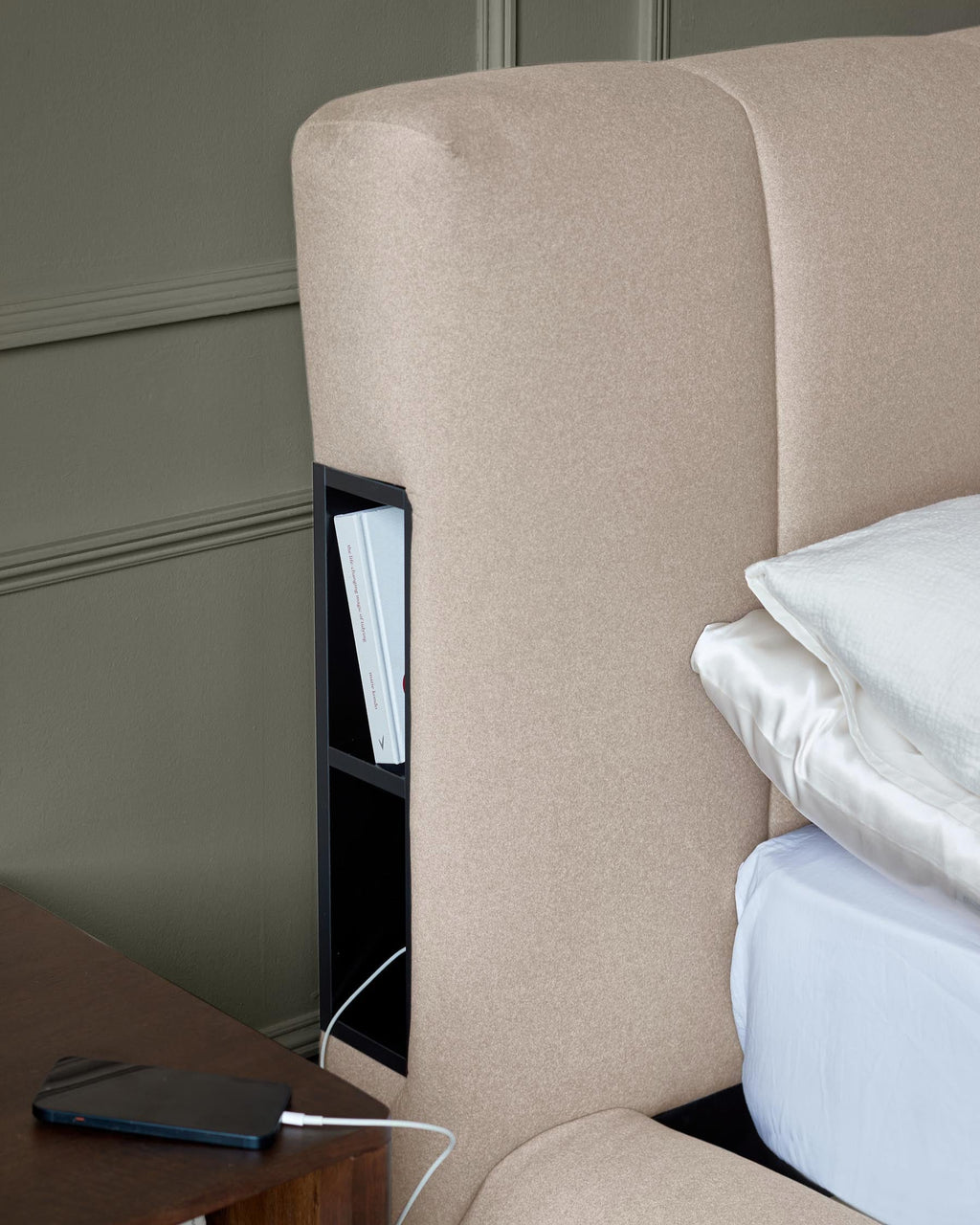 Lit coffre Lillian en tissu crème, format king size, avec coffre