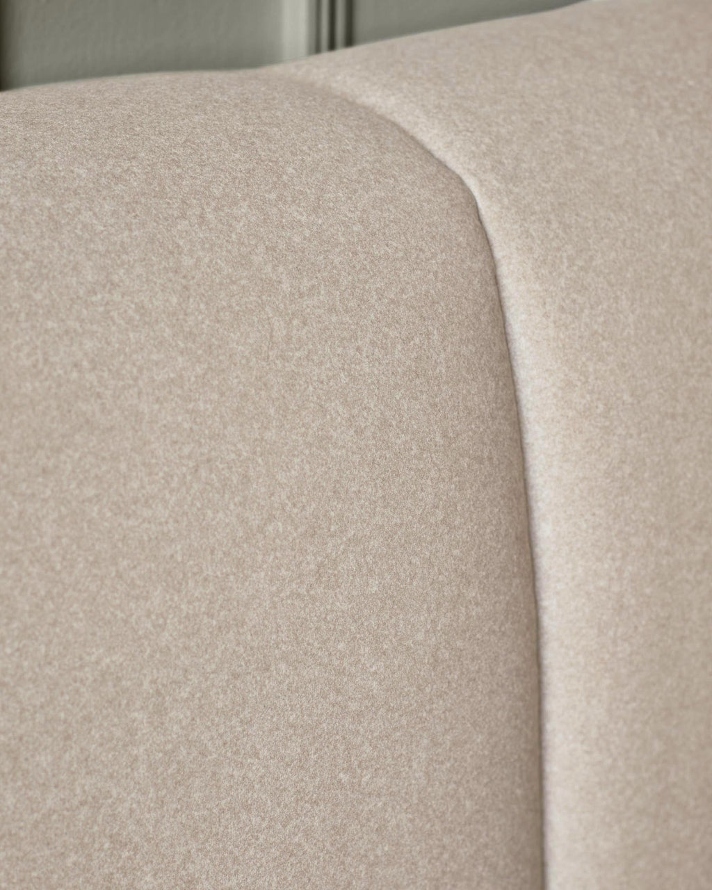 Lit coffre Lillian en tissu crème, format king size, avec coffre