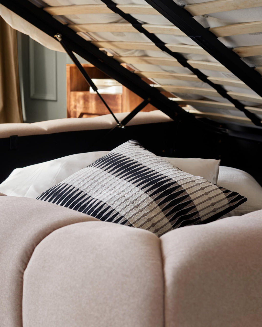 Lit coffre Lillian en tissu crème, format king size, avec coffre