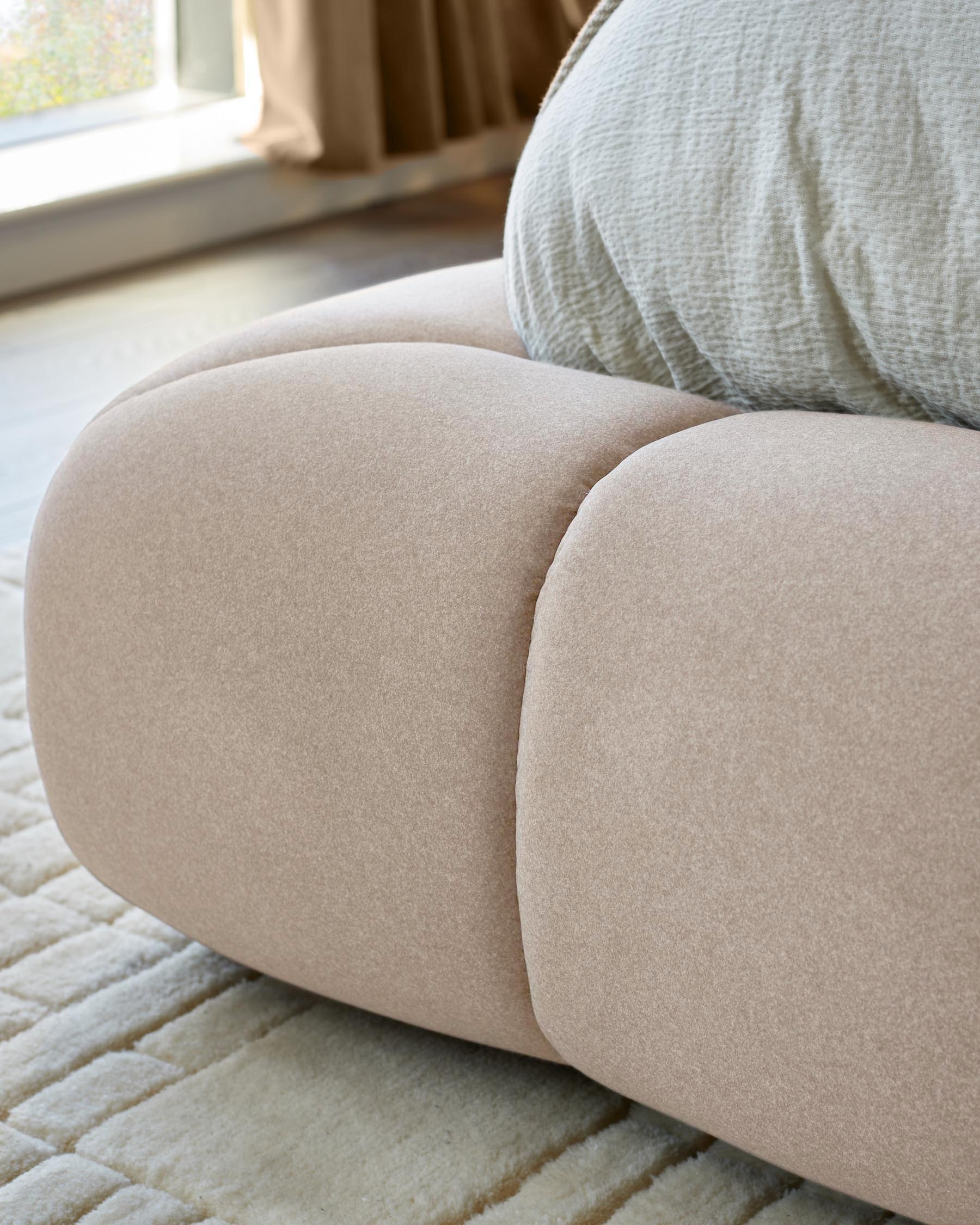 Lit coffre Lillian en tissu crème, format king size, avec coffre