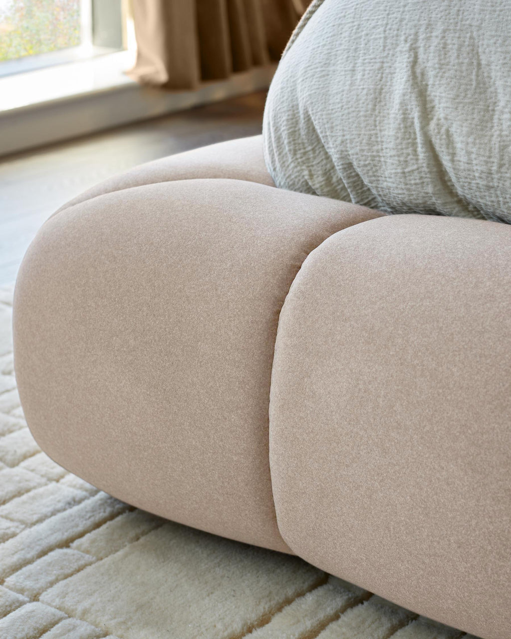 Lit coffre Lillian en tissu crème super king avec coffre