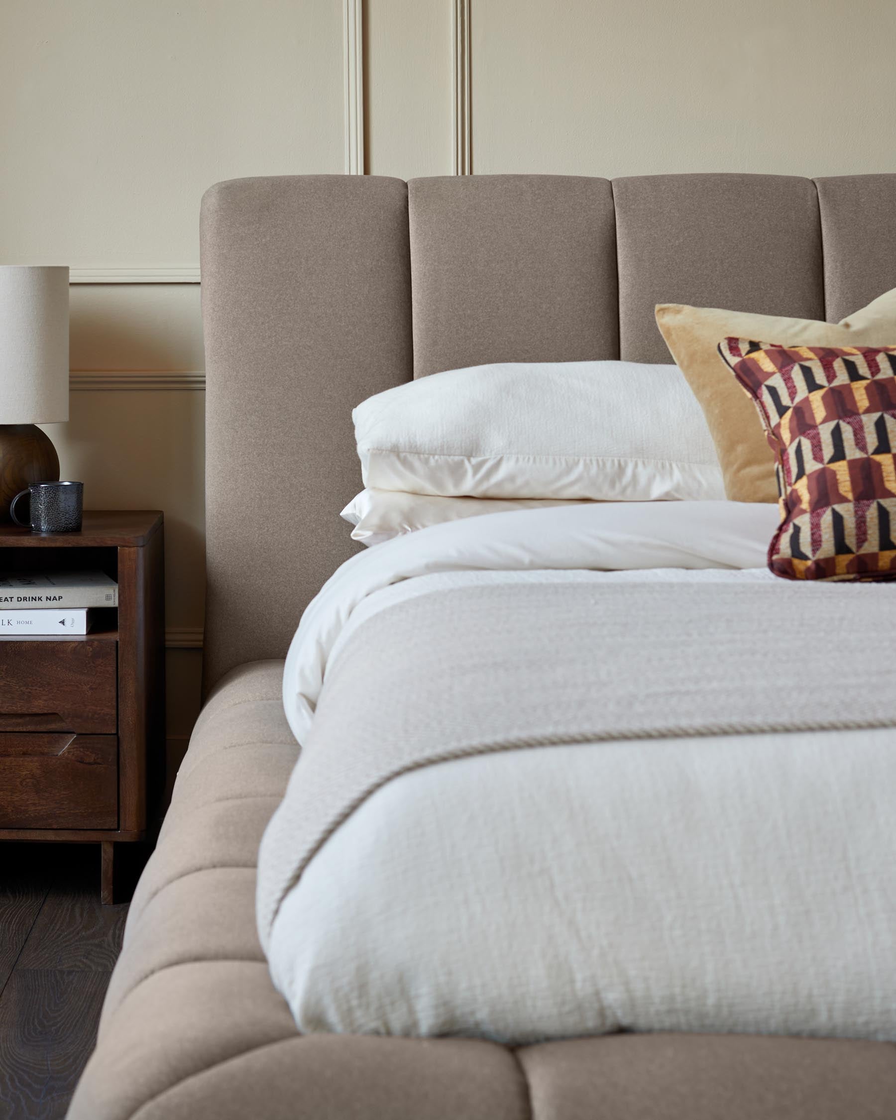 Lit coffre Lillian en tissu moka, format king size, avec coffre