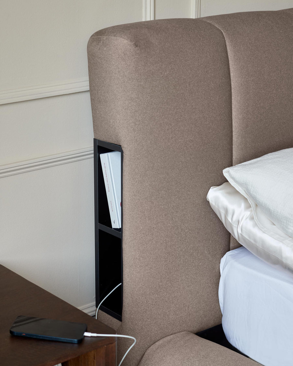 Lit coffre Lillian en tissu moka, format king size, avec coffre