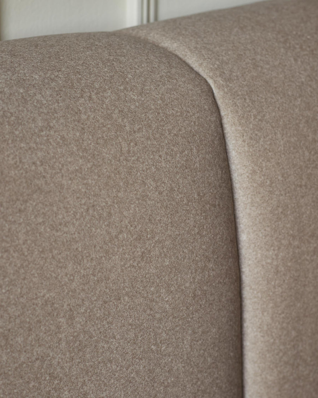 Lit coffre Lillian en tissu moka, format king size, avec coffre