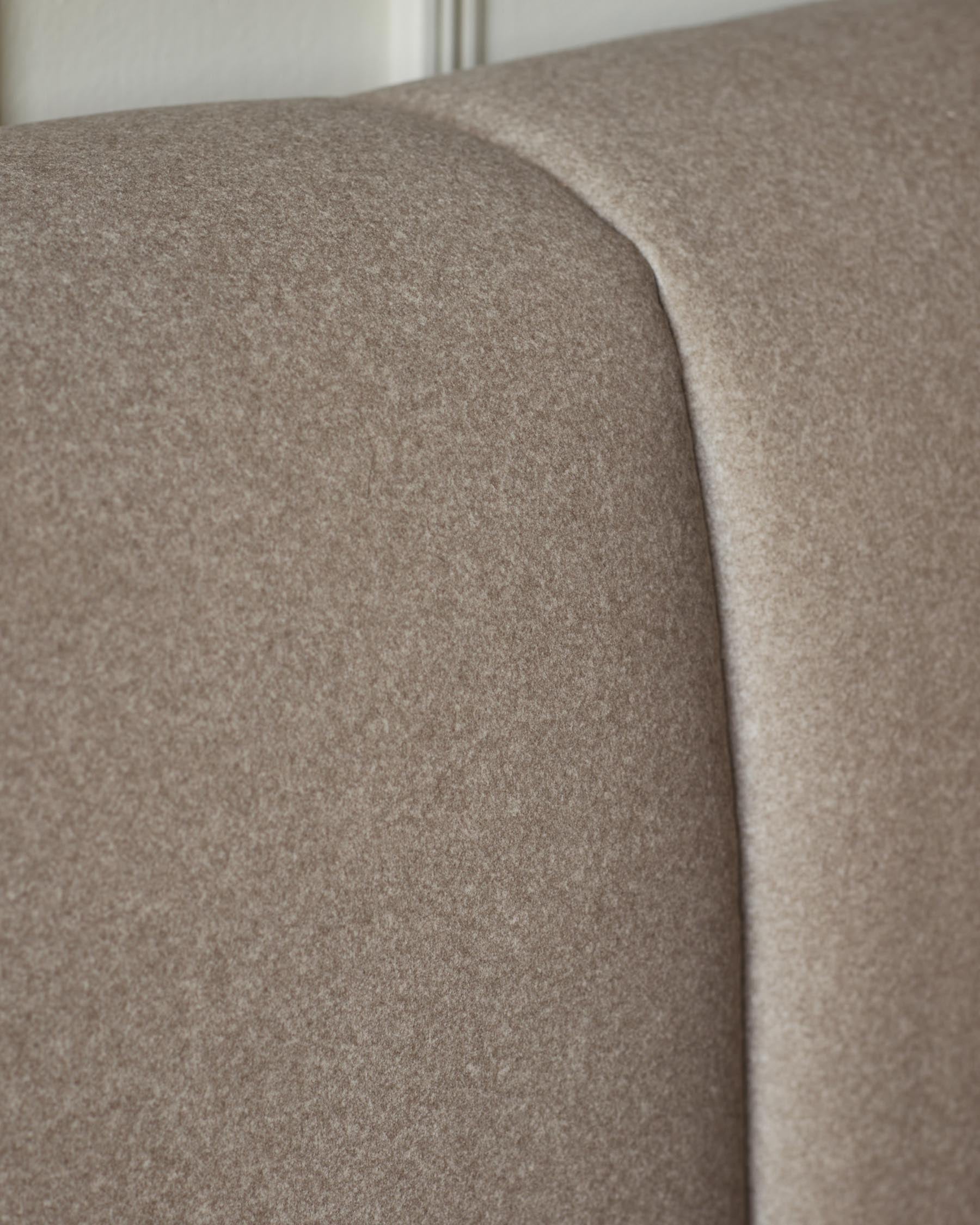 Lit coffre Lillian en tissu moka, format king size, avec coffre