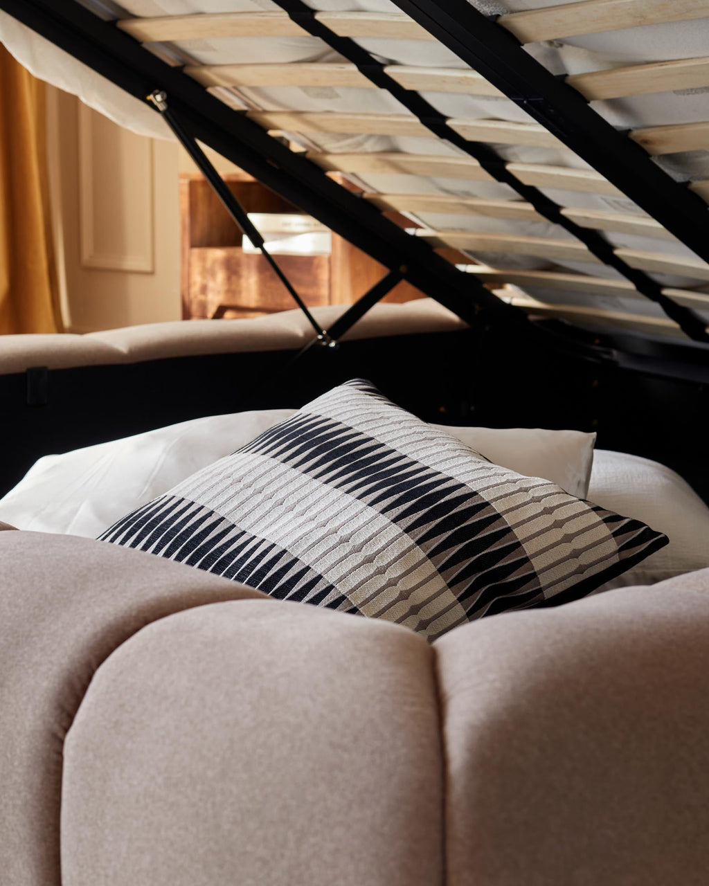 Lit coffre Lillian en tissu moka, format king size, avec coffre