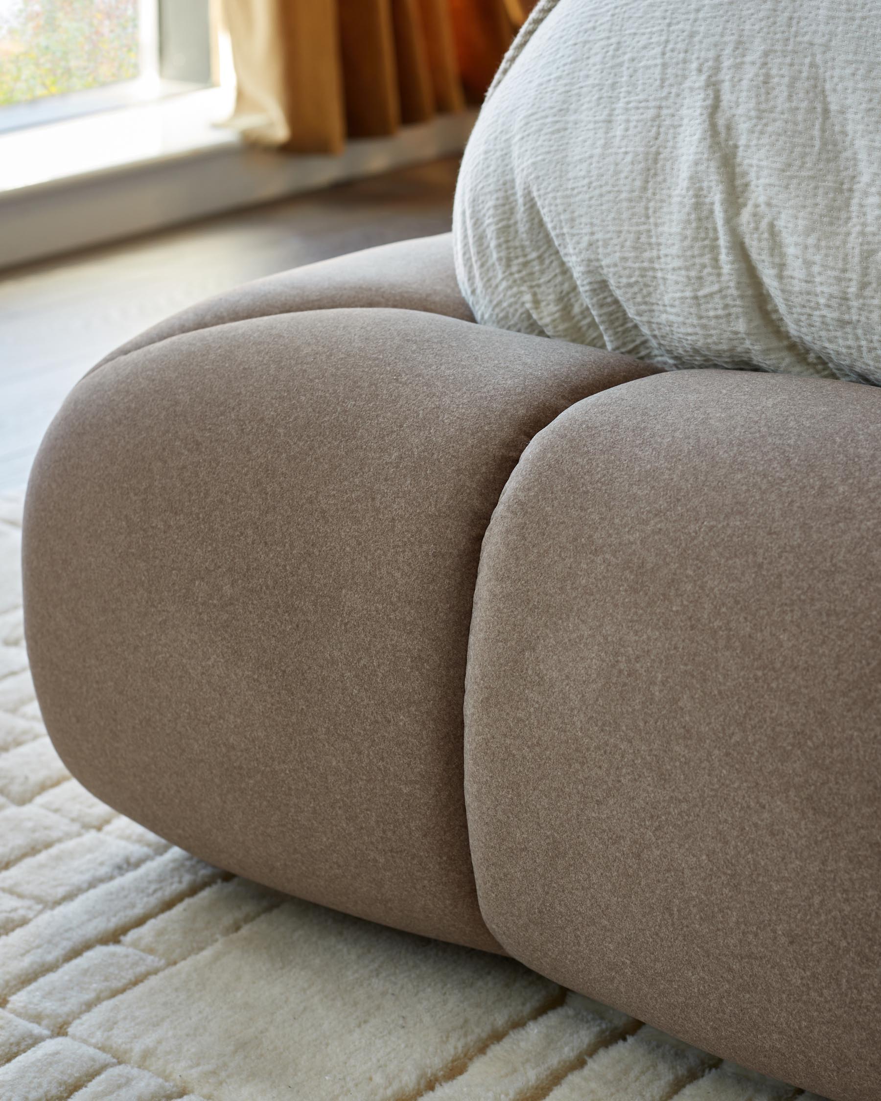 Lit coffre Lillian en tissu moka, format king size, avec coffre