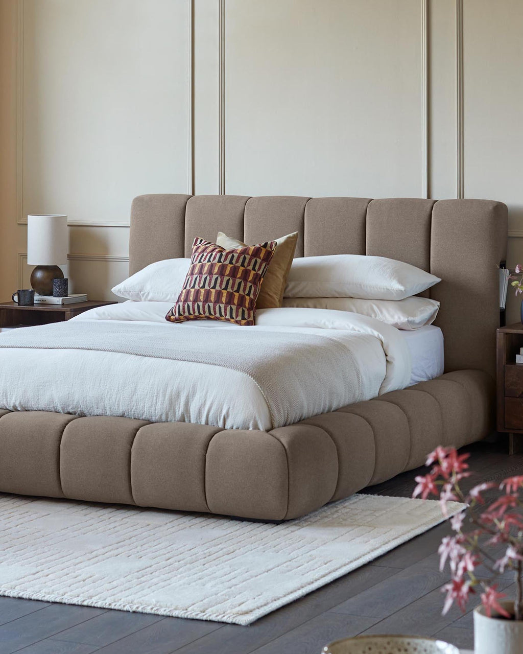 Lit coffre Lillian en tissu moka, format king size, avec coffre