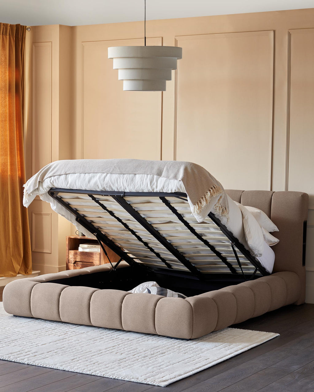Lit coffre Lillian en tissu moka, format king size, avec coffre