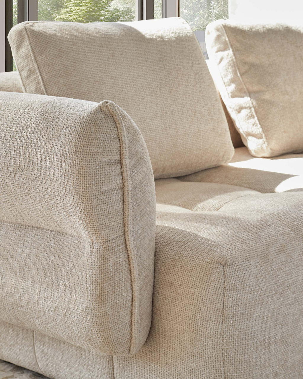 Canapé d'angle Lillian en tissu naturel, méridienne à droite.