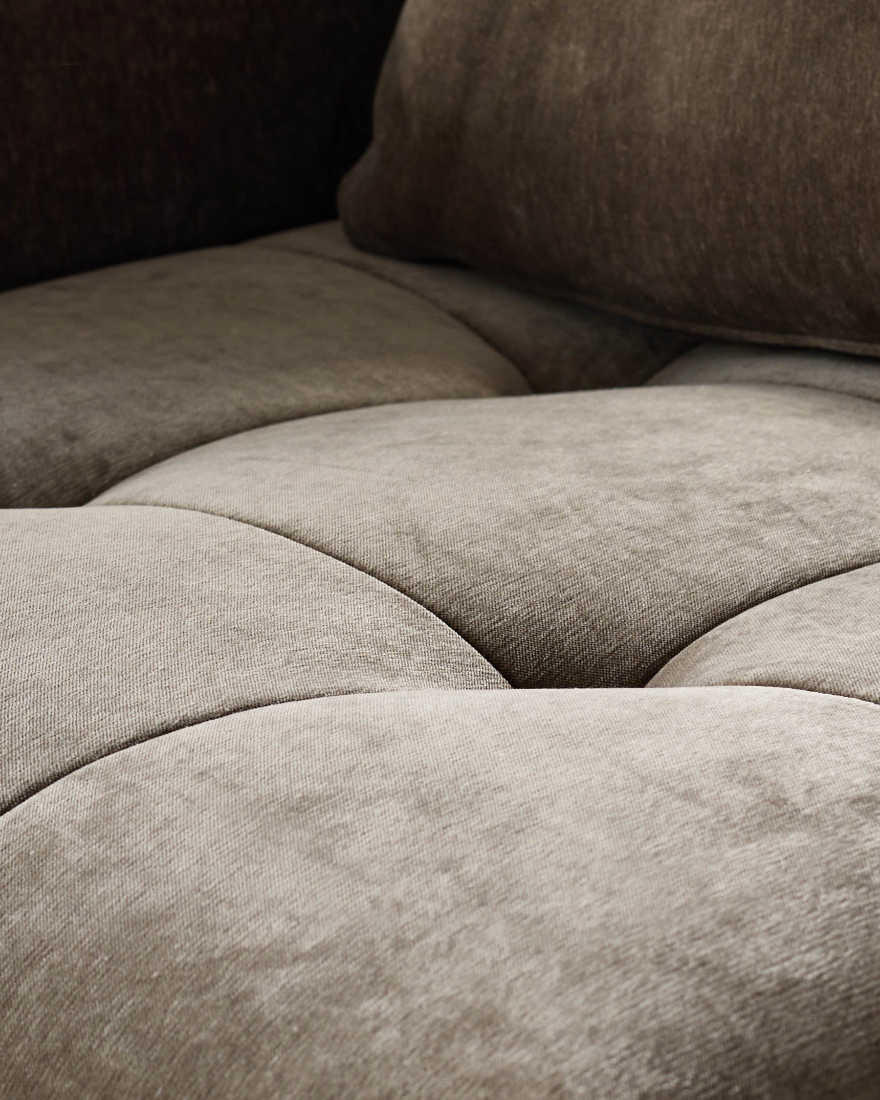 Canapé d'angle droit Lillian en tissu moka, petit canapé méridienne