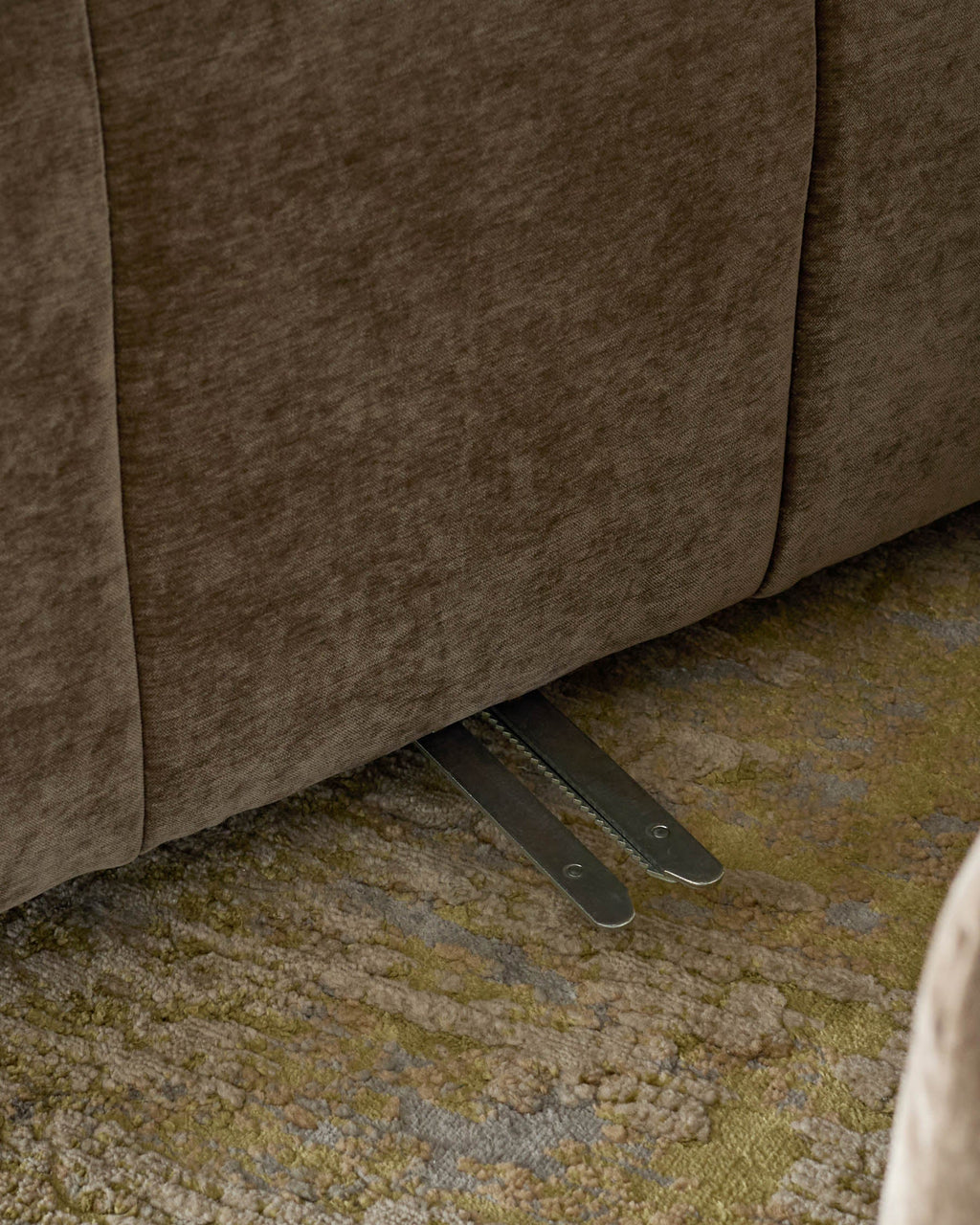 Canapé d'angle droit Lillian en tissu moka