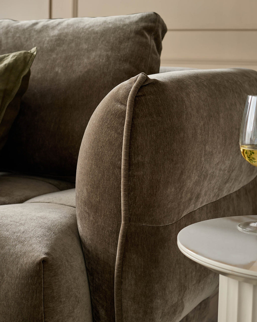 Canapé d'angle Lillian en tissu moka