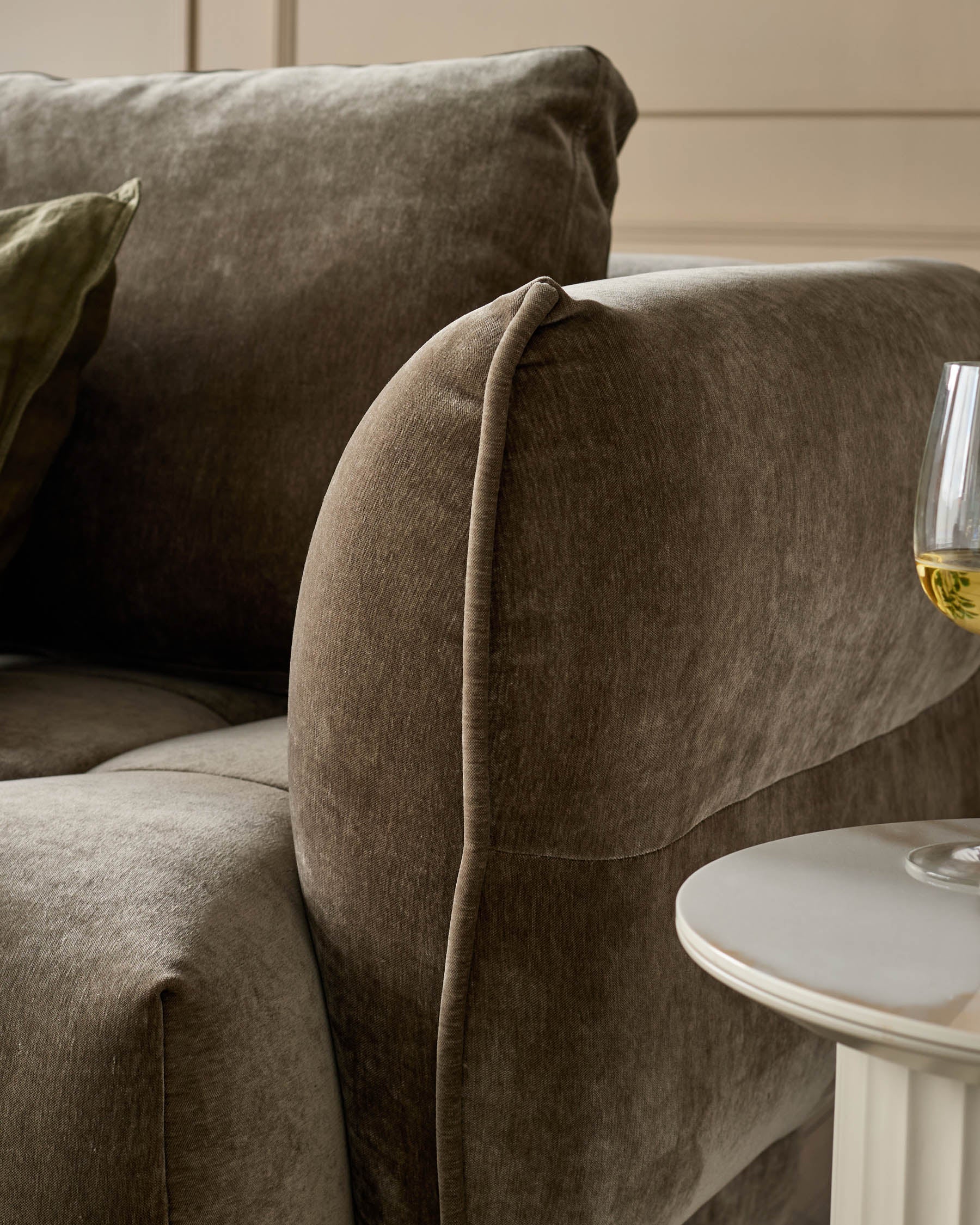 Canapé d'angle Lillian en tissu moka