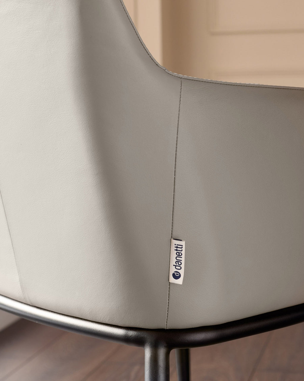 Chaise de salle à manger Logan en cuir gris clair