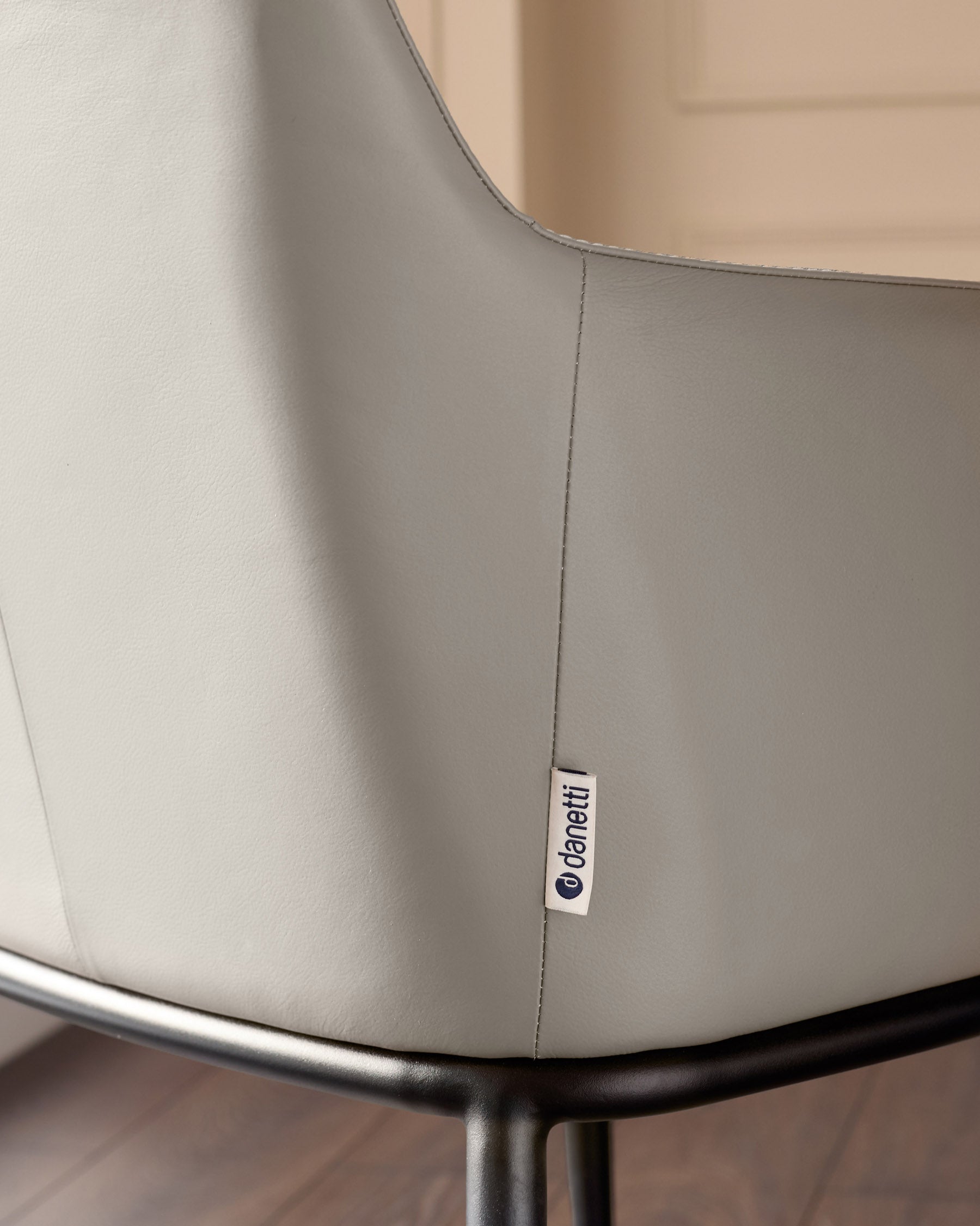 Chaise de salle à manger Logan en cuir gris clair