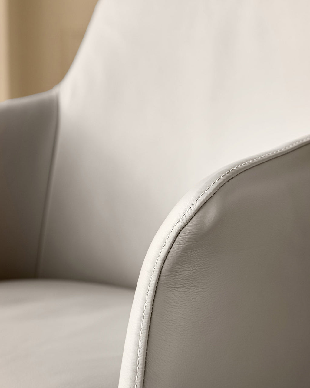 Chaise de salle à manger Logan en cuir gris clair