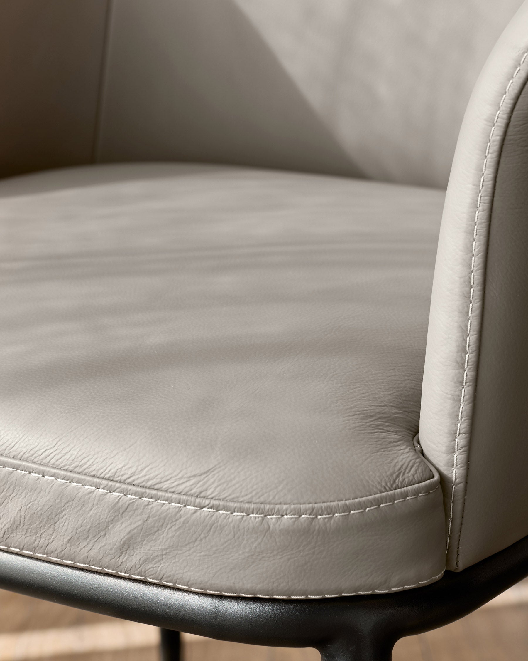 Chaise de salle à manger Logan en cuir gris clair