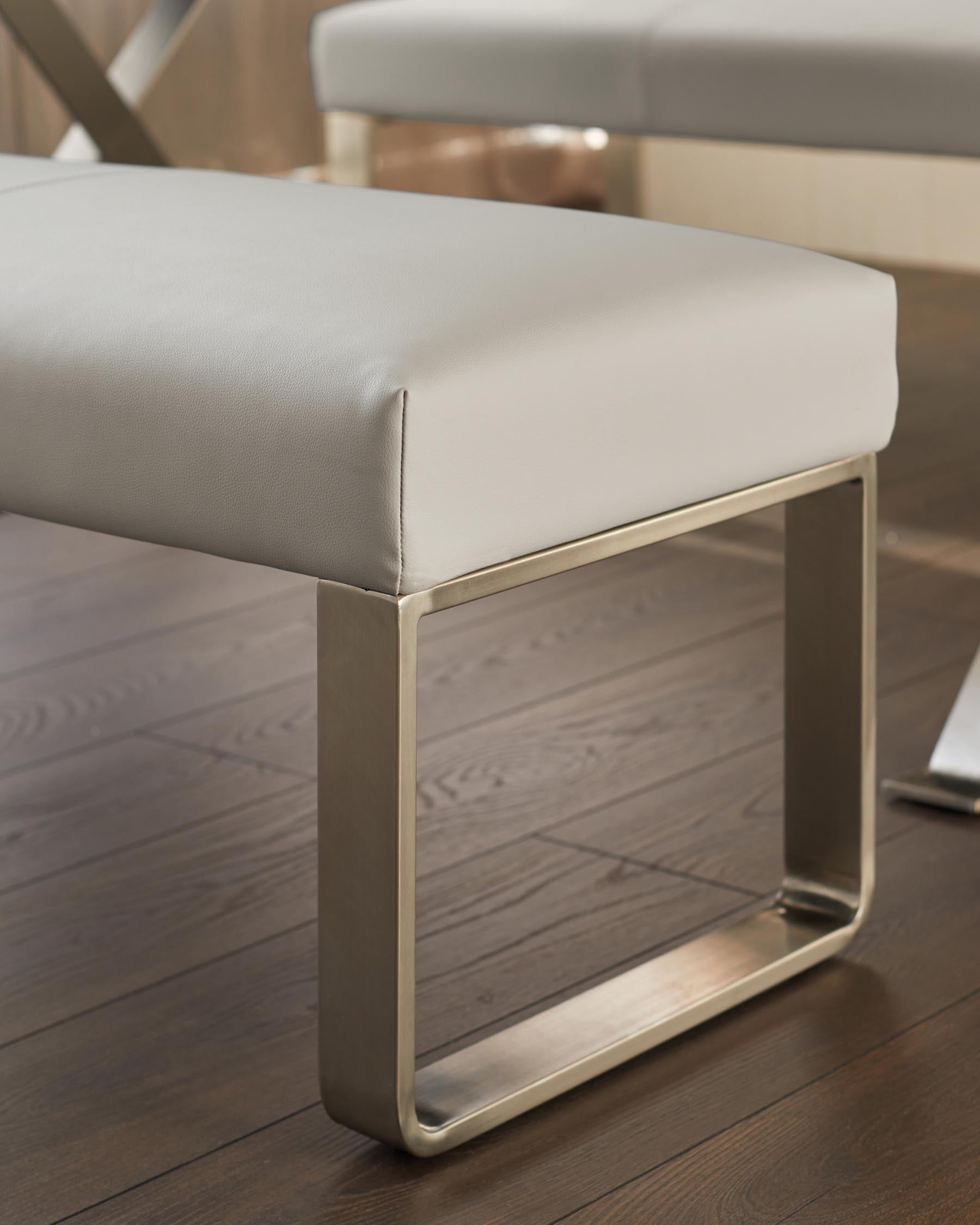 Banc Loop 3 places en similicuir gris clair et acier inoxydable sans dossier