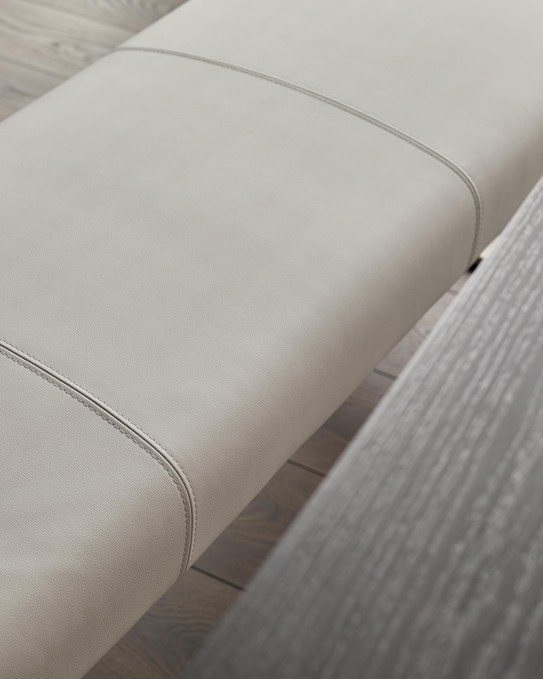 Banc Loop 3 places en similicuir gris clair et acier inoxydable sans dossier