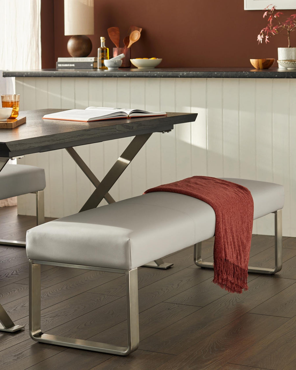 Banc Loop 3 places en similicuir gris clair et acier inoxydable sans dossier