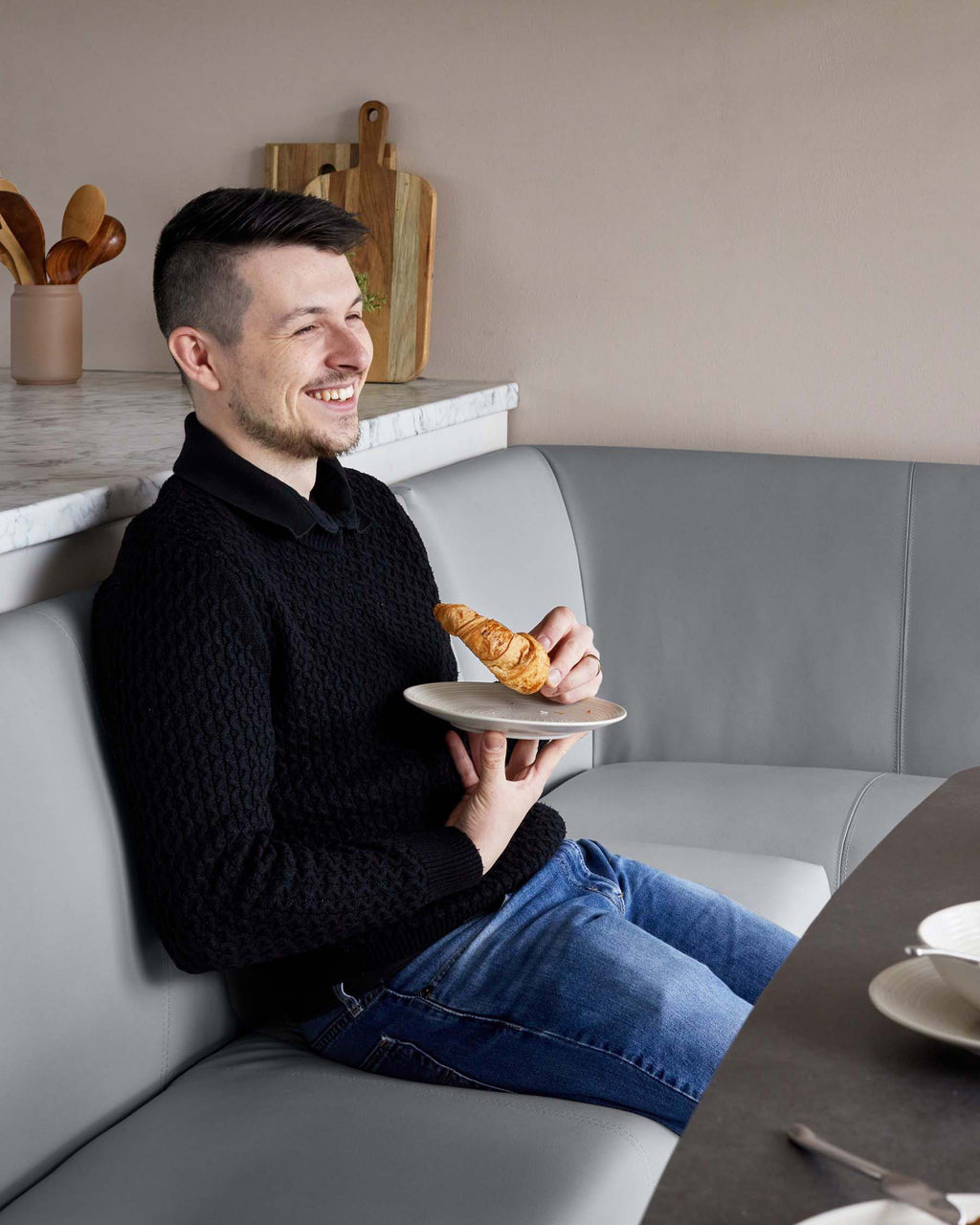 Banc de salle à manger d'angle gauche Loop 7 places en similicuir gris moyen et pieds noirs