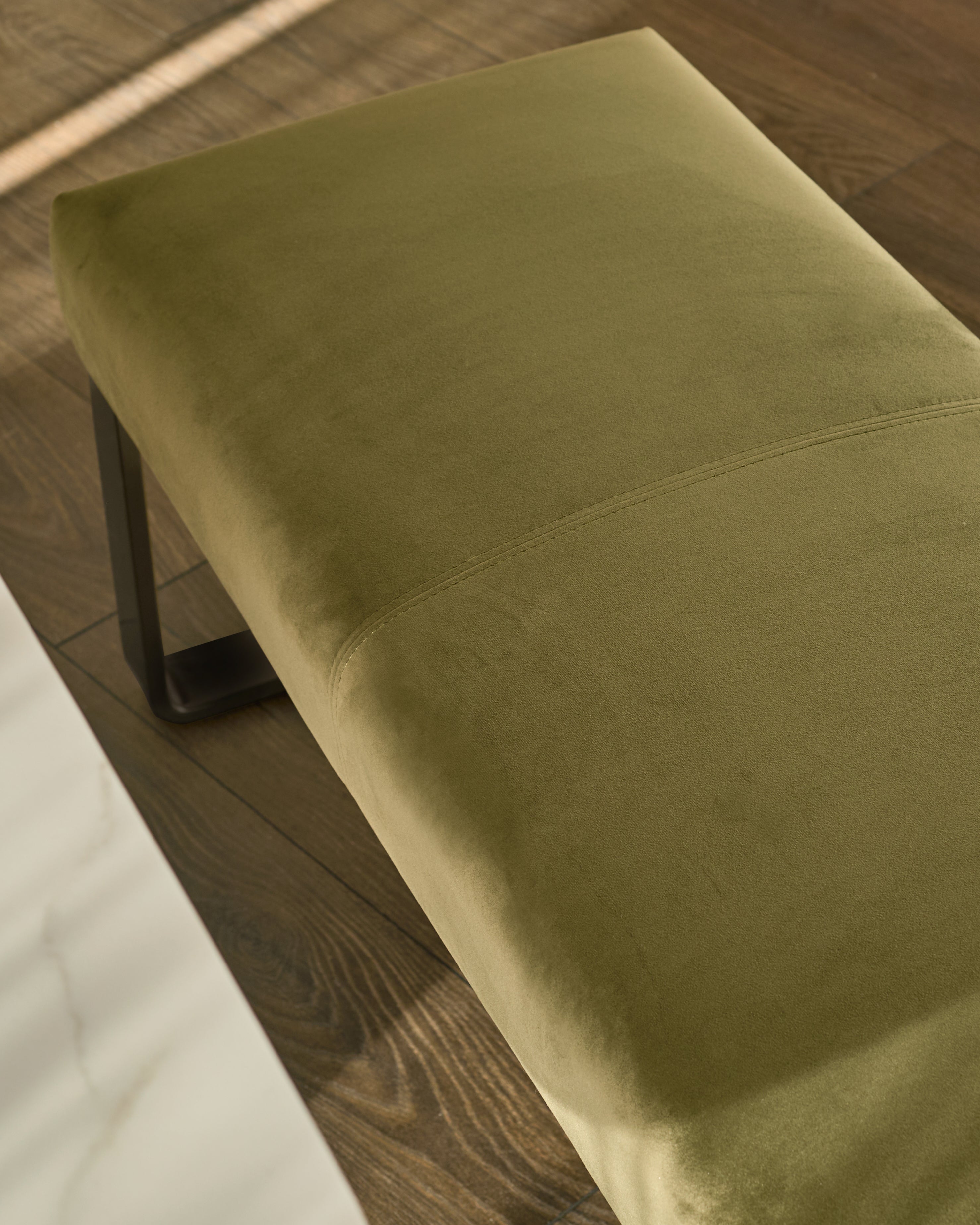 Banc de salle à manger 3 places en velours vert olive Loop, structure en métal noir, sans dossier