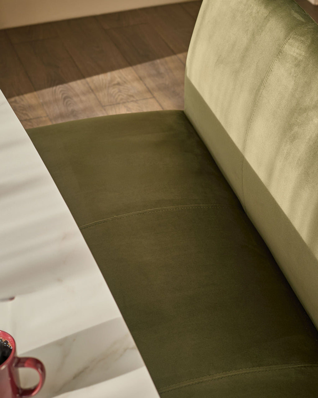 Banc de salle à manger 3 places en velours vert olive avec dossier et structure en métal noir