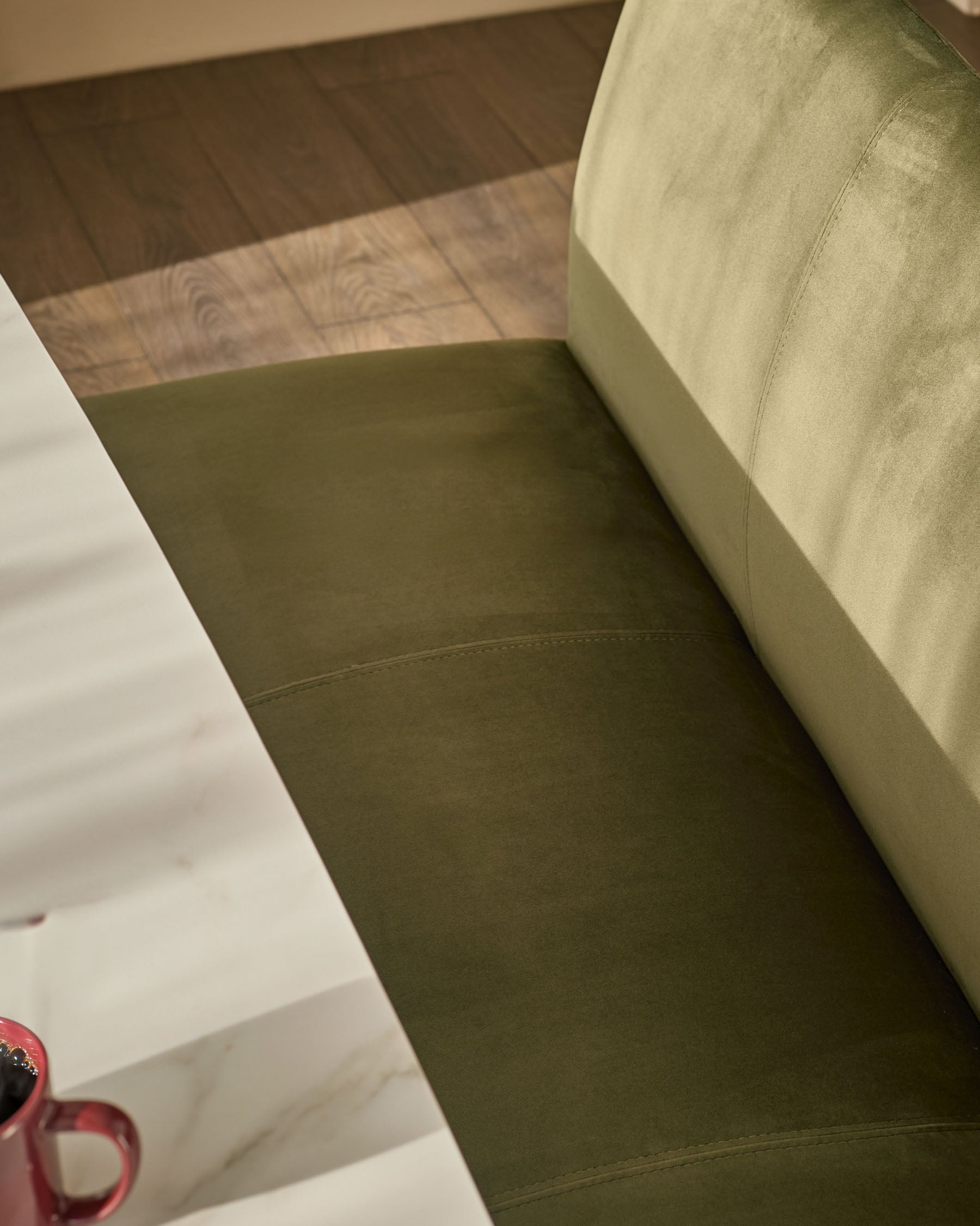 Banc de salle à manger 3 places en velours vert olive avec dossier et structure en métal noir