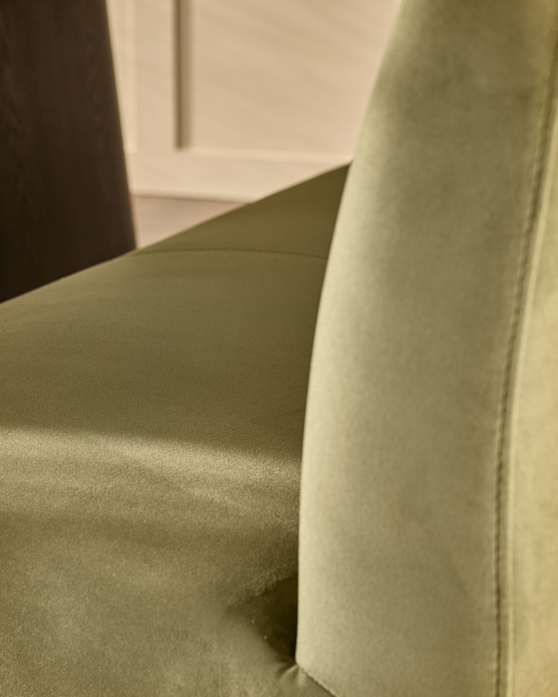 Banc de salle à manger d'angle droit 5 places en velours vert olive et métal noir.